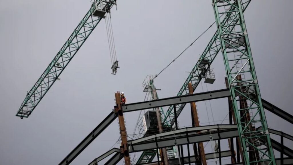 Actividad económica cierra el año con ligera alza; avanza 0.4% en diciembre: Inegi