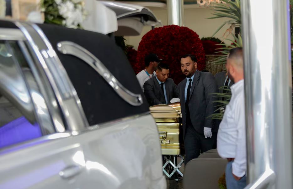 Sepelio de “El Mencho”: En un ataúd dorado, con música de banda y grúas con coronas de flores