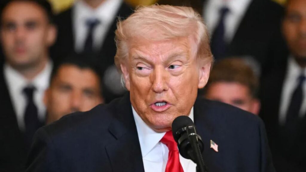 Donald Trump asegura que Irán se rindió, pero amaga con un ataque «muy duro» contra el país