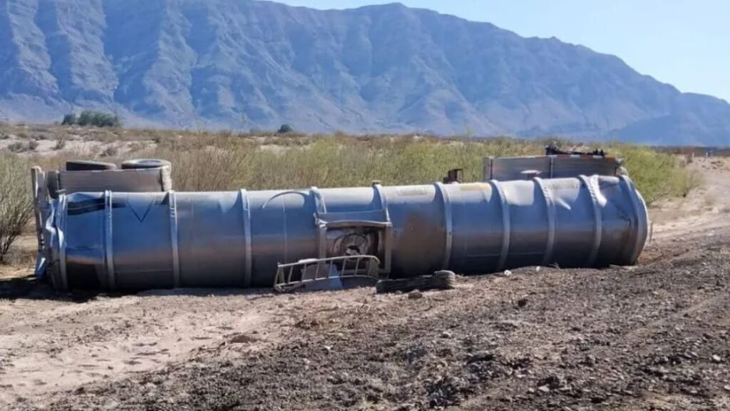 Pipa con gasolina se desganchó y volcó en carretera Torreón-Saltillo; hubo cierre vial