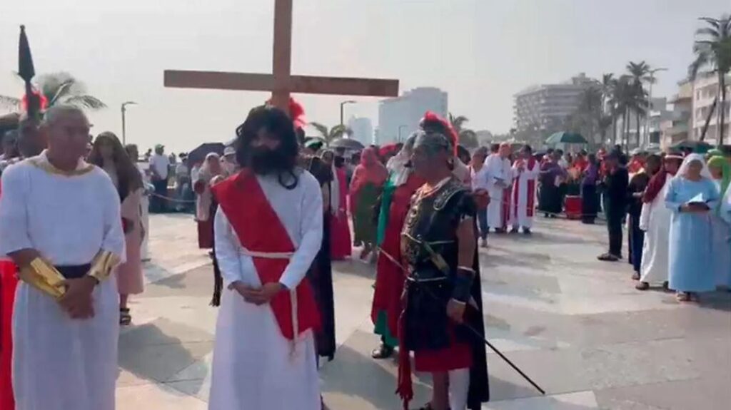 Veracruz realiza viacrucis, para conmemorar los últimos días de Jesús