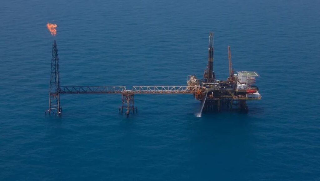 Petróleo acumula ganancias superiores al 45% desde inicio de las tensiones en Medio Oriente