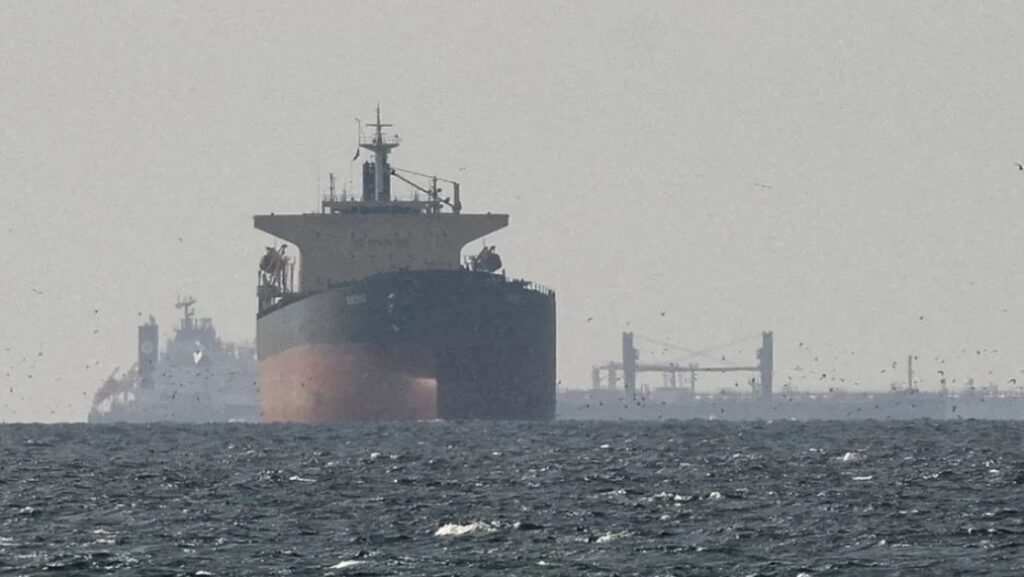 Lanchas de Irán disparan contra buque petrolero en el estrecho de Ormuz; tripulación está a salvo