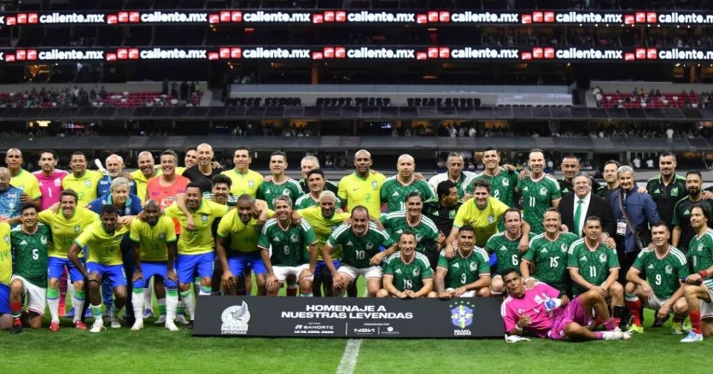 México vence 3 – 2 a Brasil en el juego de leyendas en el Estadio Azteca