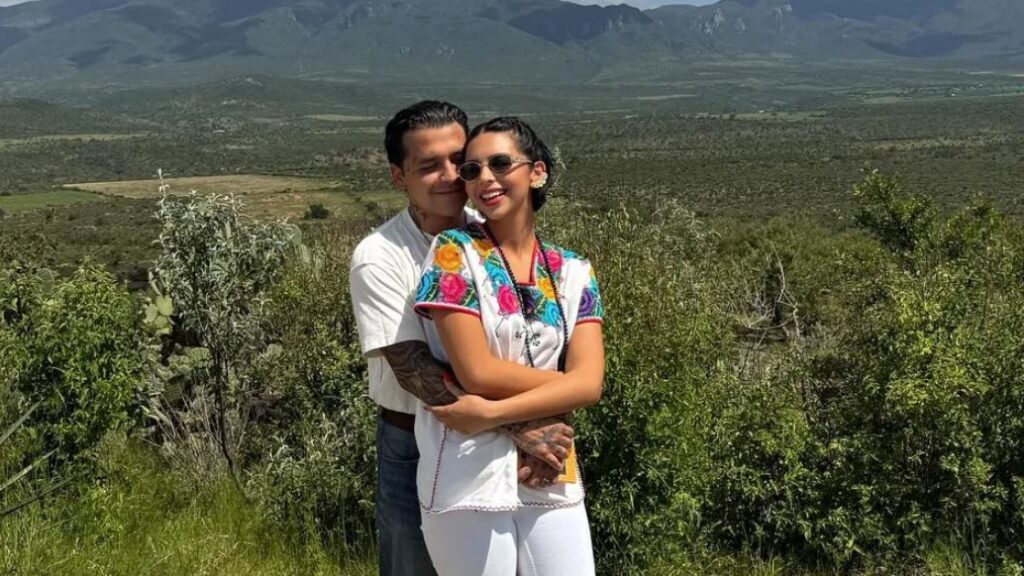 Christian Nodal presume romántica foto con Ángela Aguilar y desmiente rumores de separación: «Contigo me aplaqué»
