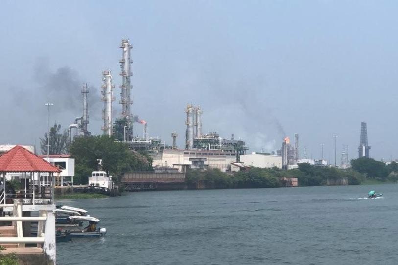 Al menos 49 escuelas quedan expuestas a contaminación de refinerías en México
