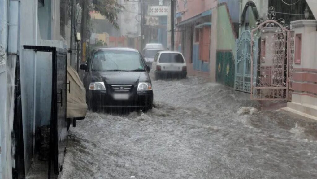 Fallecen 12 personas en China tras graves inundaciones por lluvias torrenciales; peces podían nadar en las calles
