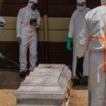 OMS alerta por acelerada propagaci贸n del 茅bola en Congo; suman 896 casos y 232 fallecidos