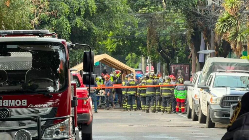 Colapsa vivienda en la alcaldía Cuauhtémoc y rescatan a una mujer con vida; hallan cuerpo en escombros