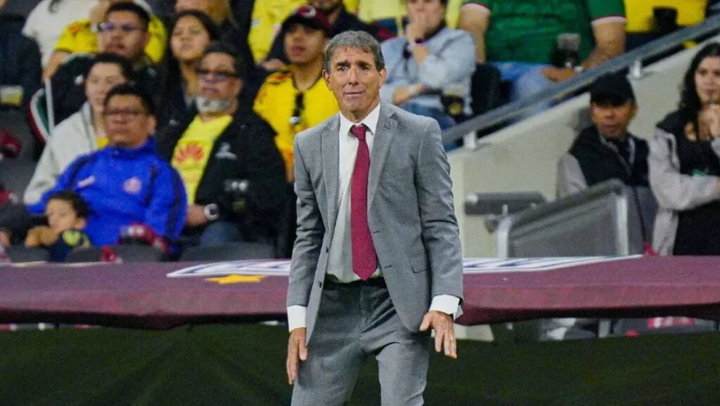 «Tenemos que mejorar y completar la plantilla»: Guillermo Almada reconoce que América necesita refuerzos