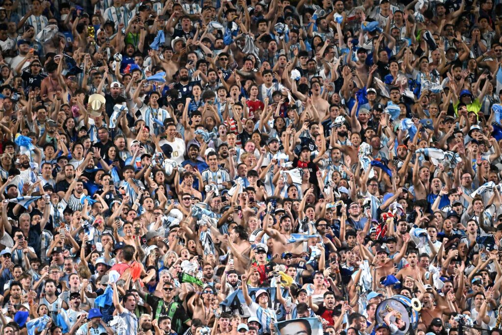 Prohíben el ingreso de banderas con mensajes sobre las Islas Malvinas a la semifinal Inglaterra vs Argentina