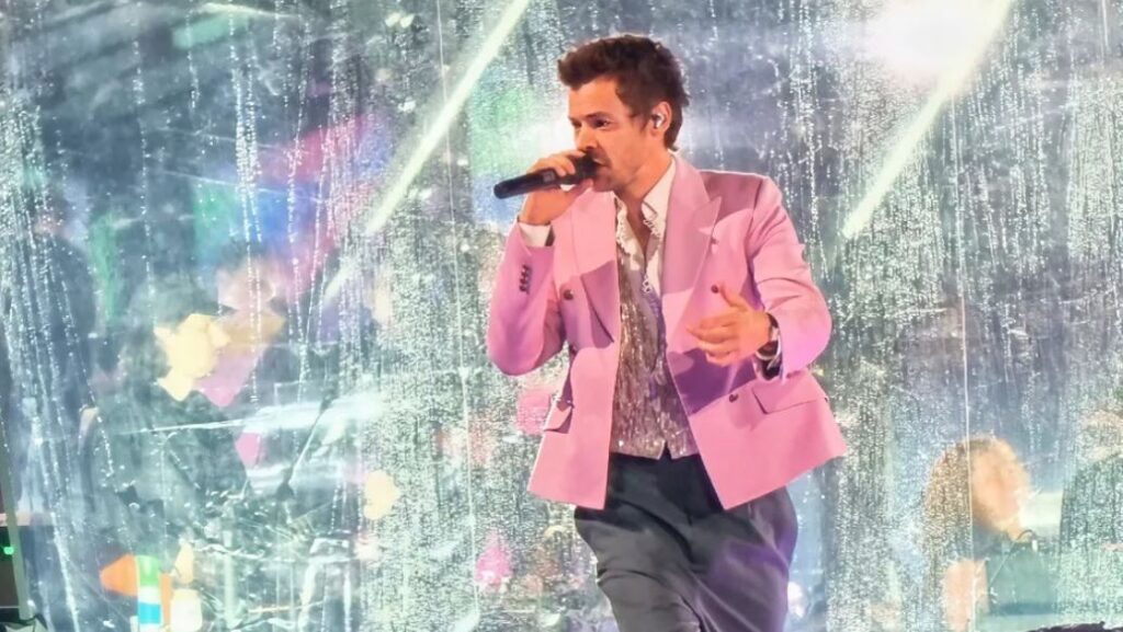 Harry Styles vive eufórica fiesta junto a sus fans