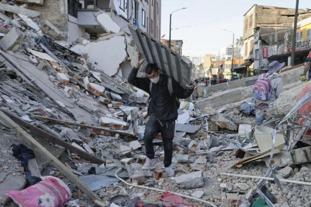 Sube a 169 cifra de muertos por terremoto en Colombia