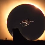 El skater Danny León logra la imagen más espectacular del eclipse solar total