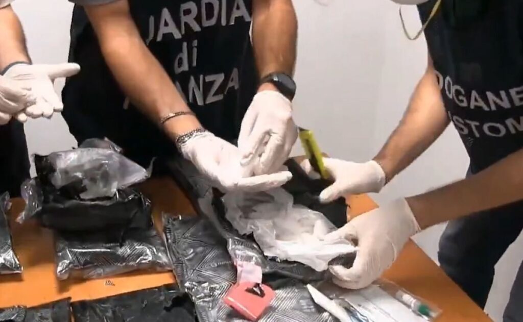 Detienen a dos mexicanos en el aeropuerto de Roma con más de 17 kilos de metanfetamina