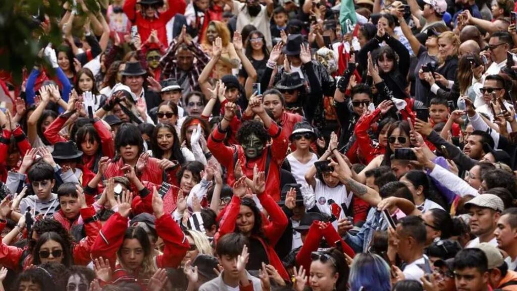 Un ‘Thriller’ en CdMx: fanáticos se reúnen para conmemorar a Michael Jackson en el Monumento a la Revolución