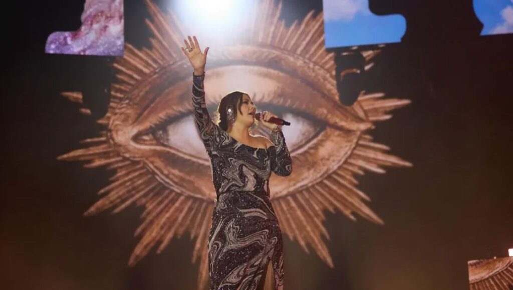 Yuridia proyecta video de Lolita Cortés durante su concierto en el Estadio GNP Seguros: «Vas a ser una gran cantante»