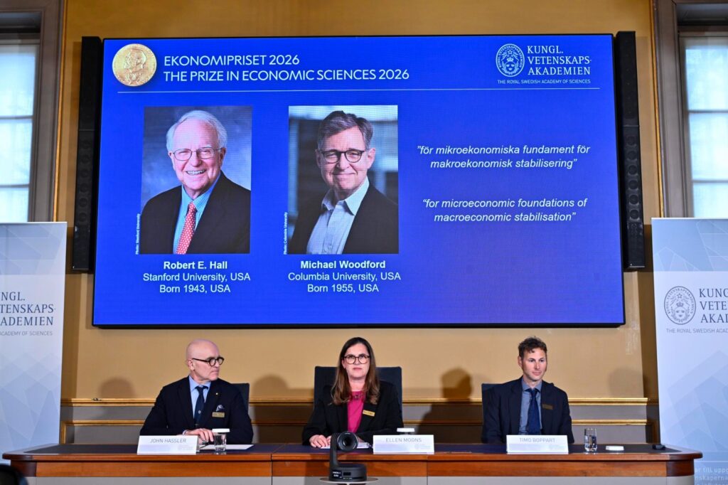 Hall y Woodford ganan el Nobel de Economía 2026