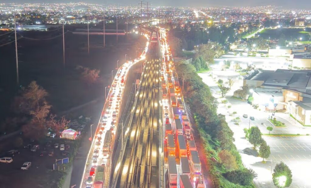 Cumple más de 19 horas bloqueo en la México-Toluca por desaparecidos