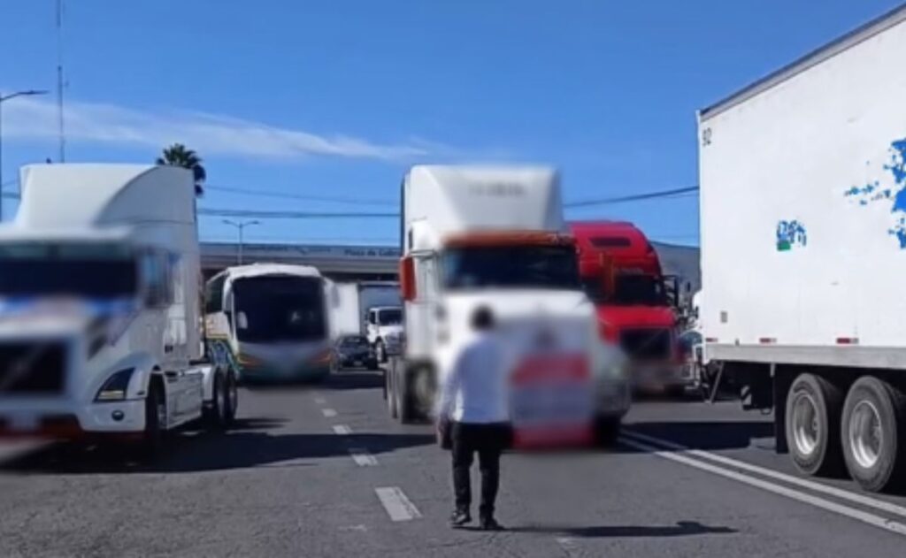 Paro de transportistas afecta carreteras y casetas en varios estados